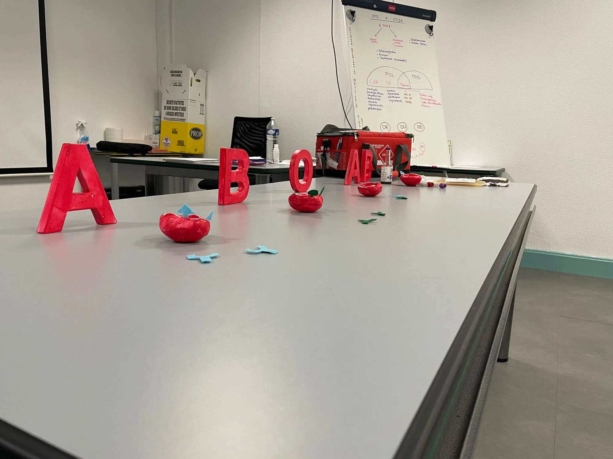 Ambulance et moto de transport sanitaire stationnées devant un bâtiment moderne