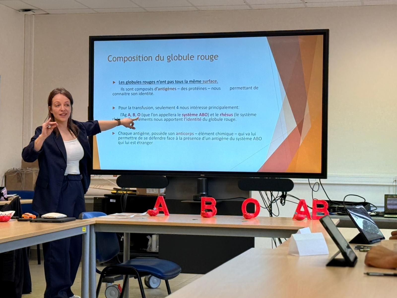 Infirmier de l'EFS présentant des produits sanguins pendant une formation Meditrans Expertise