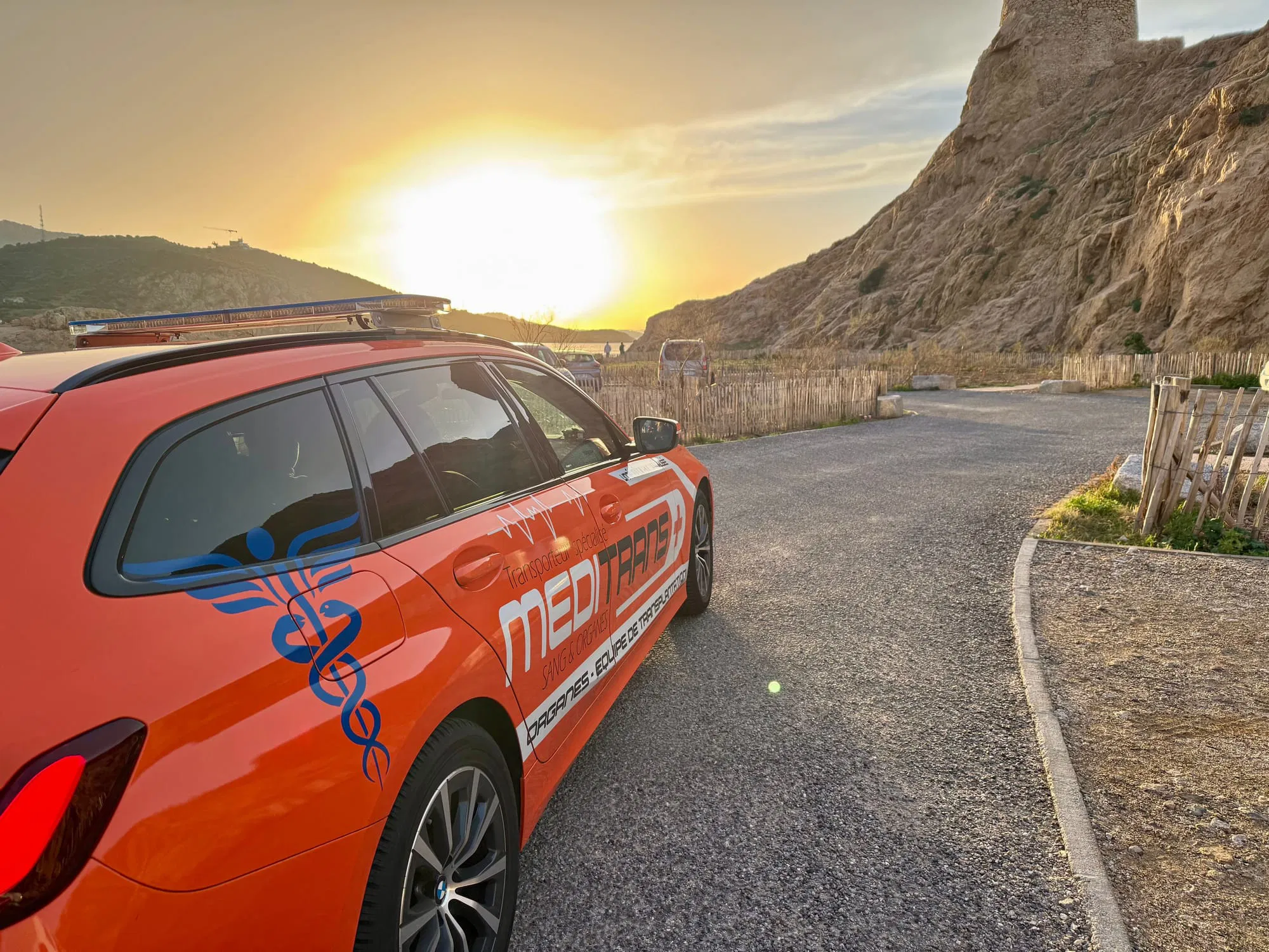 Véhicule de transport sanitaire Meditrans face au coucher de soleil