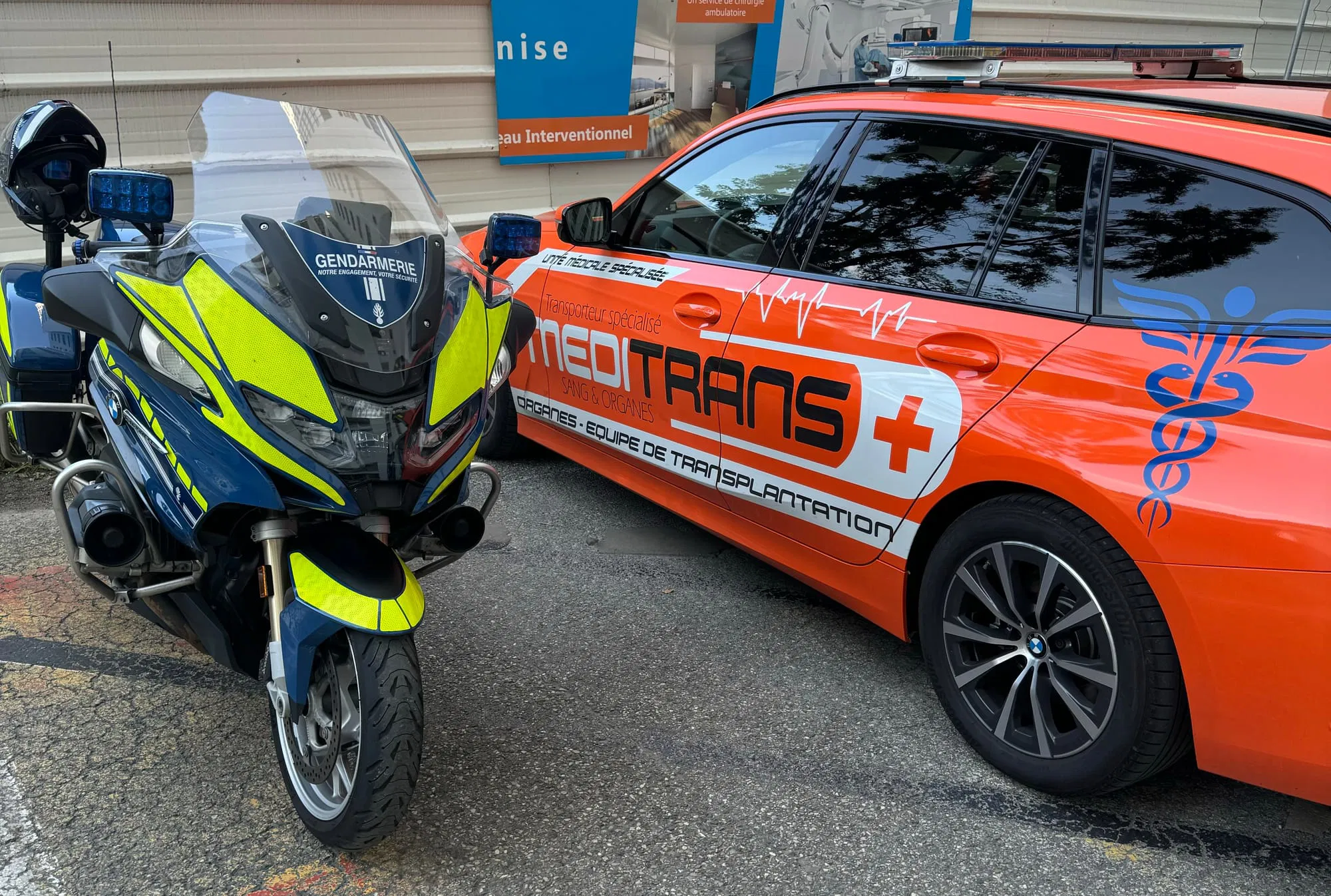 Escorte policières de motards accompagnant un véhicule de transport Meditrans