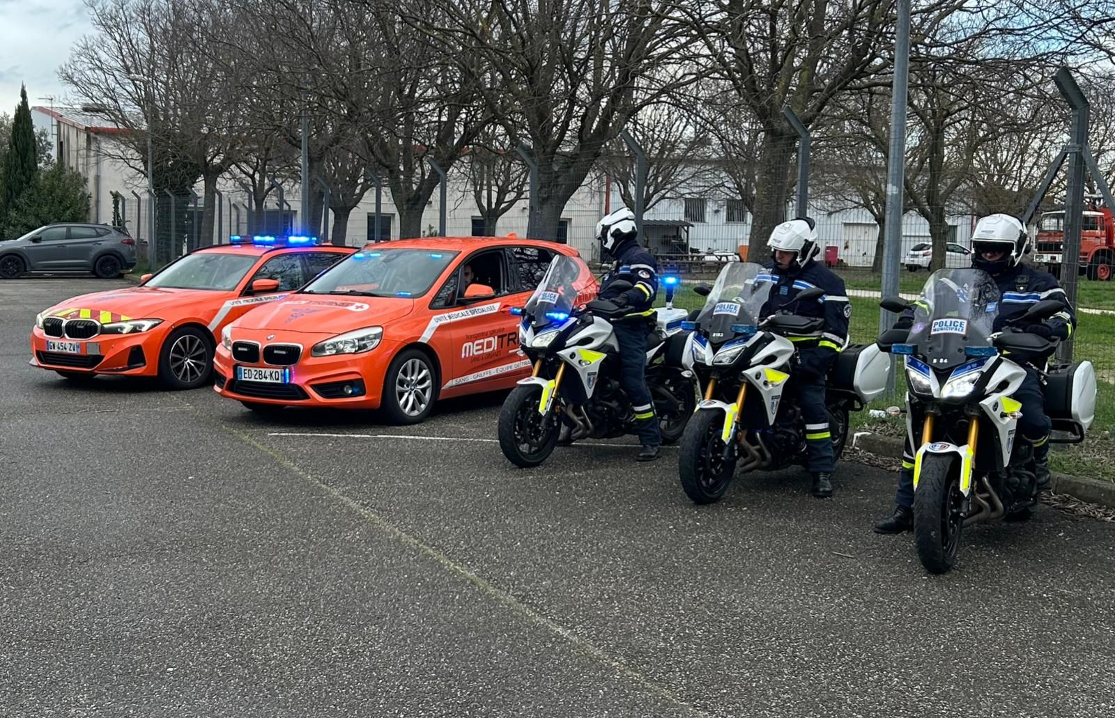 Escorte policières de motards accompagnant un véhicule de transport Meditrans